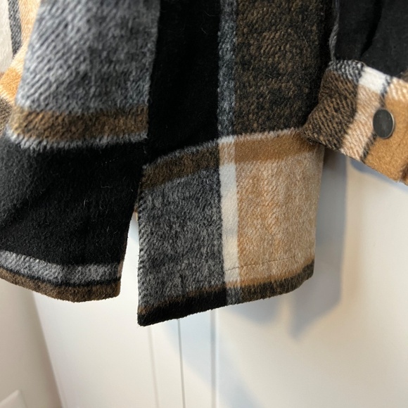 Ashley Women's Tan/Black Plaid Shacket - Picture 8 of 11